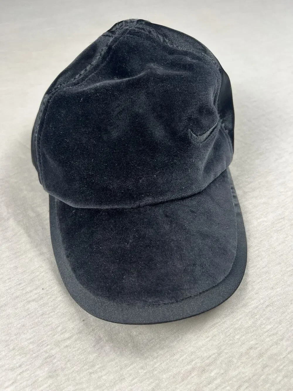 Vintage Nike Women’s Black Hat Adjustable Strap back Velvet Embroidery Detail